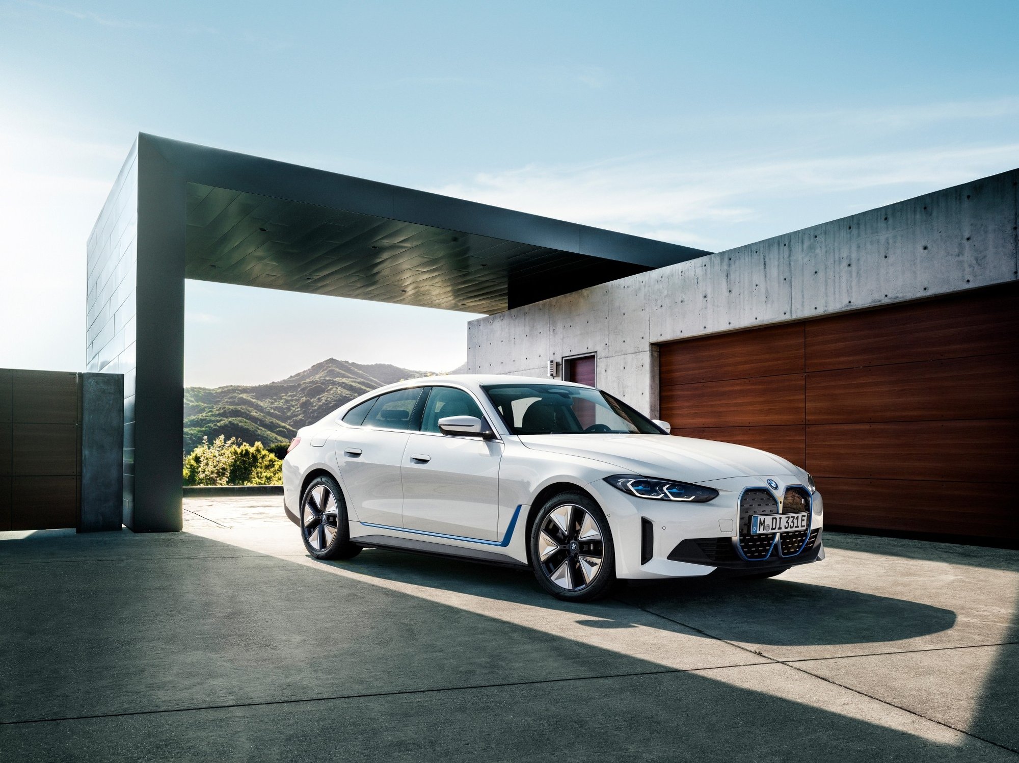 BMW i4 eDrive40 Header